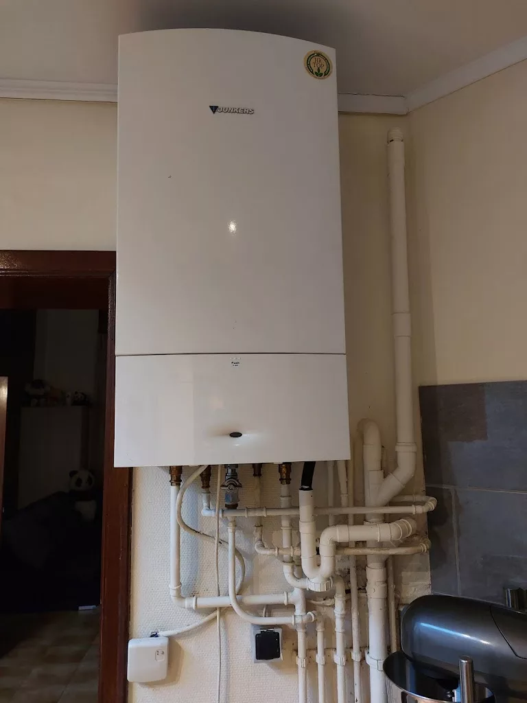 Chaudière murale gaz Junkers installée avec ses tuyauteries par IDEP à Péruwelz