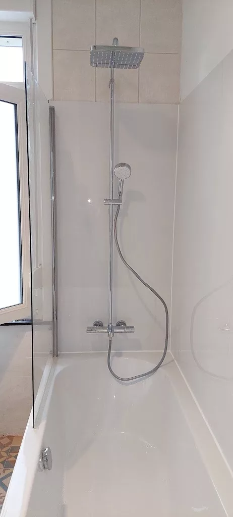 Baignoire avec colonne de douche thermostatique et paroi vitrée installée par IDEP à Mouscron