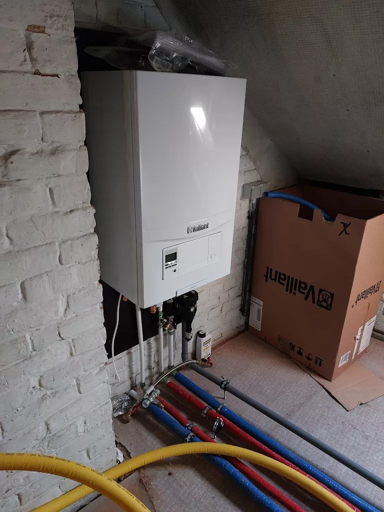 Chaudière murale Vaillant neuve installée sous les combles par IDEP à Antoing