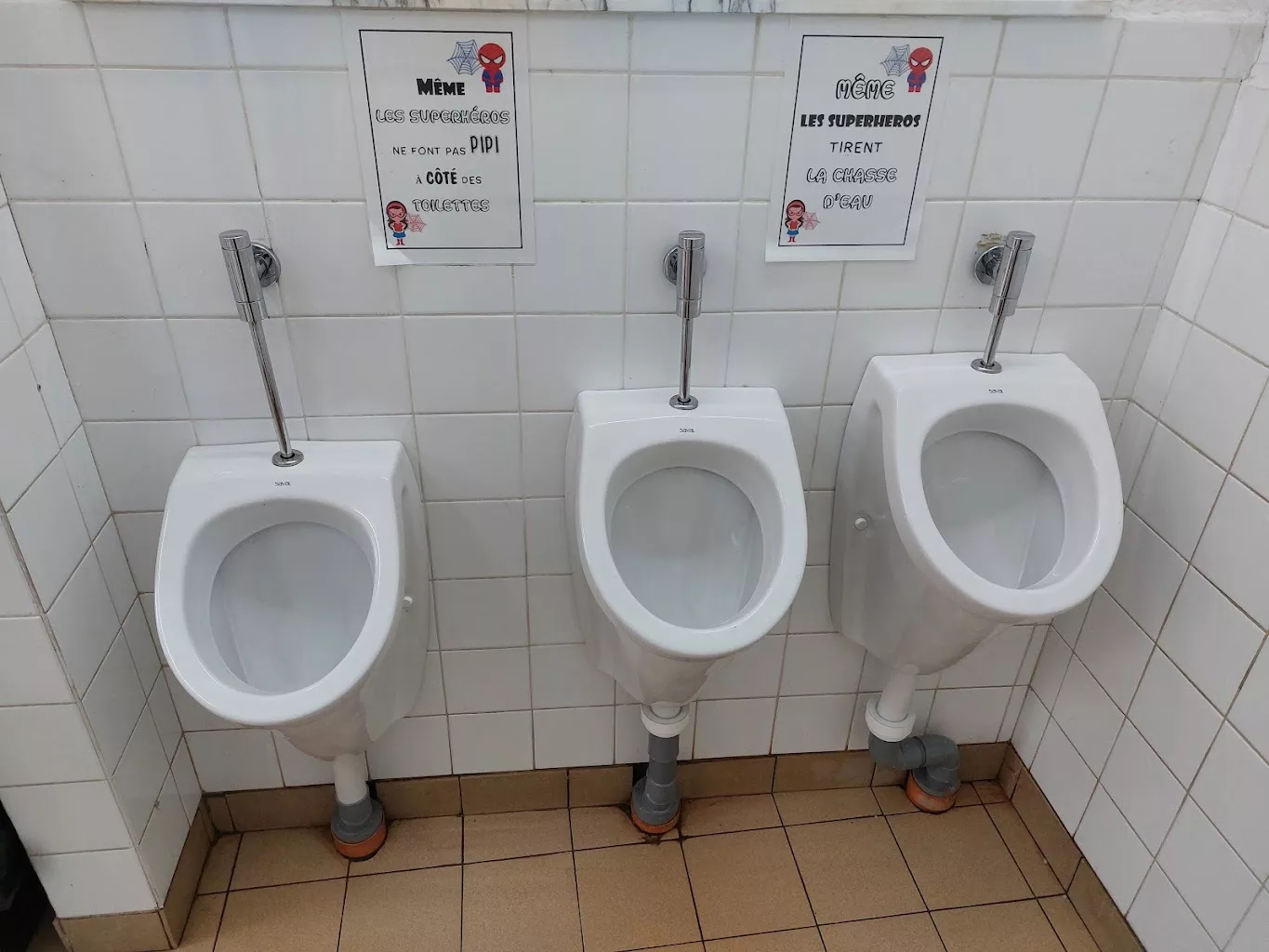 Trois urinoirs suspendus avec chasses temporisées dans des sanitaires collectifs, réalisation IDEP à Péruwelz