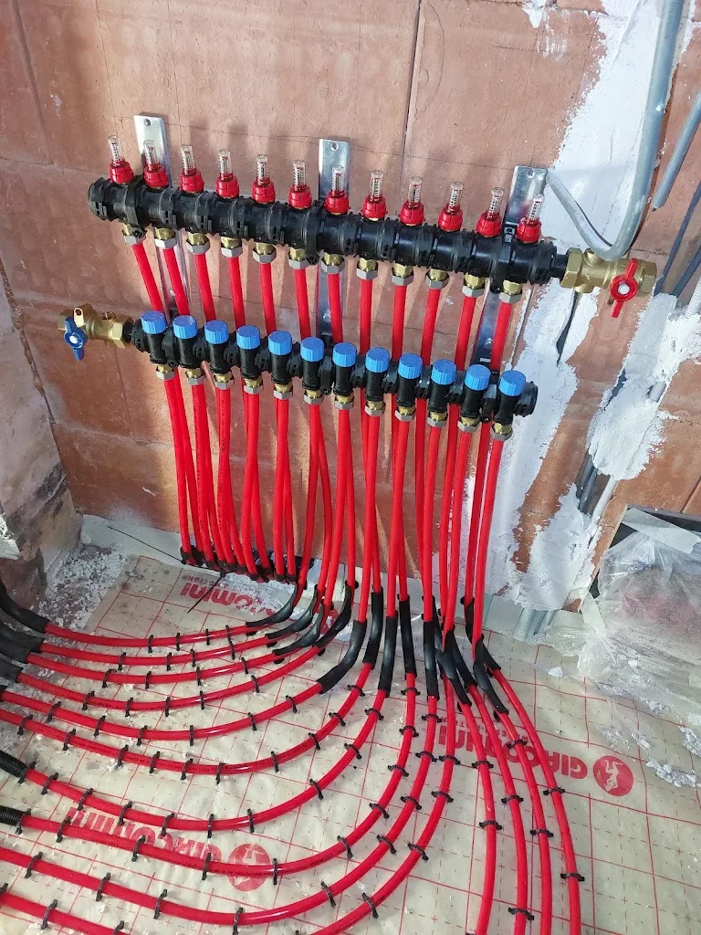 Collecteur de plancher chauffant à débitmètres raccordé aux circuits rouges, réalisation IDEP à Tournai