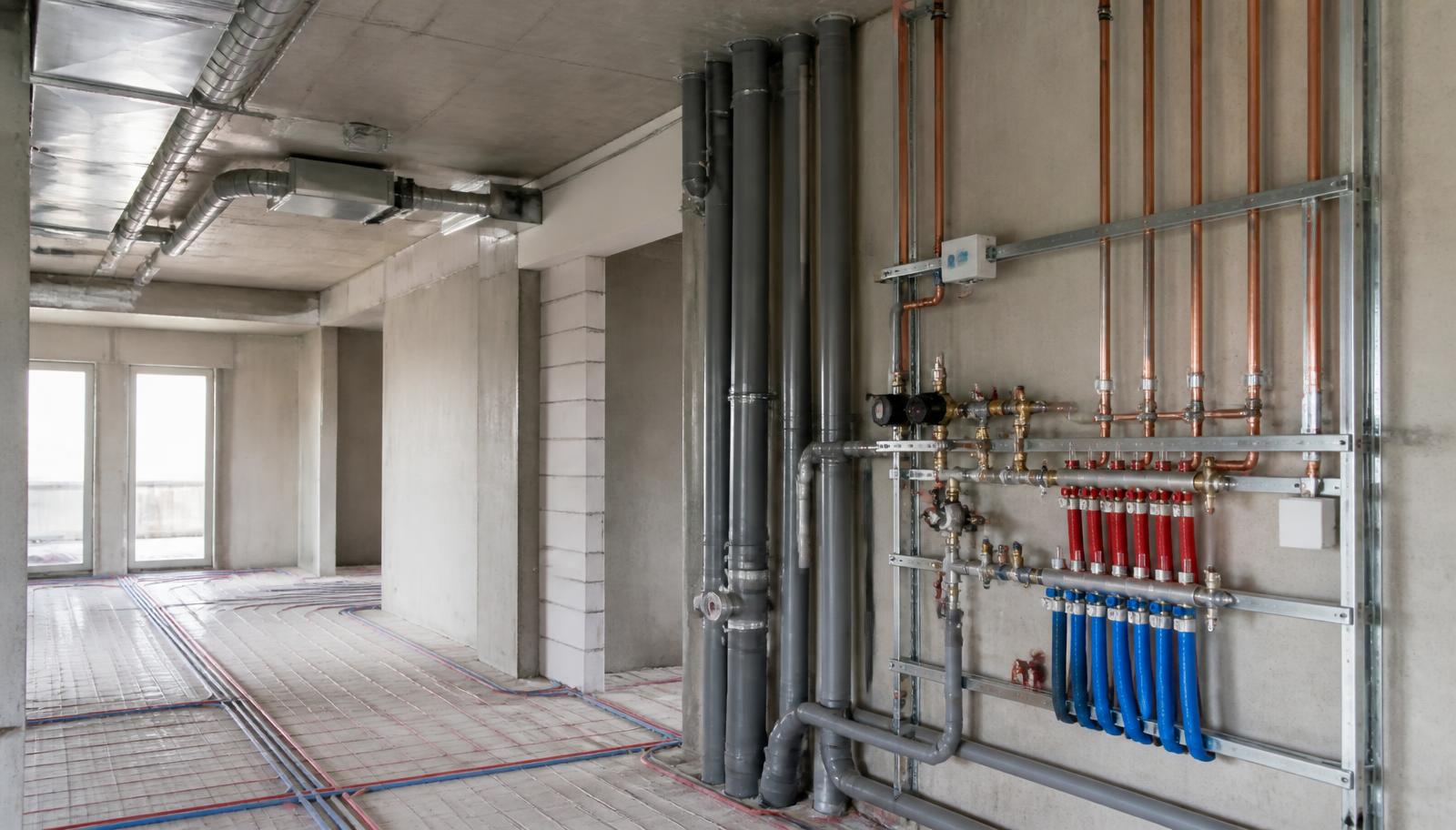 Colonnes sanitaires et collecteurs de chauffage installés par IDEP dans un immeuble en construction